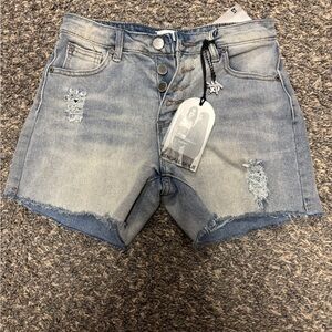 Kendall and Kylie women’s short size 1-2 never worn new tags.
